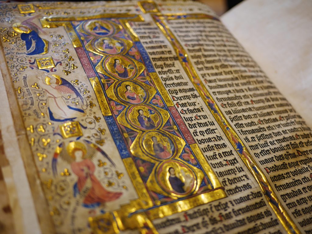 Détail d’une Bible latine enluminée (1429), héritière de la Vulgate de saint Jérôme.