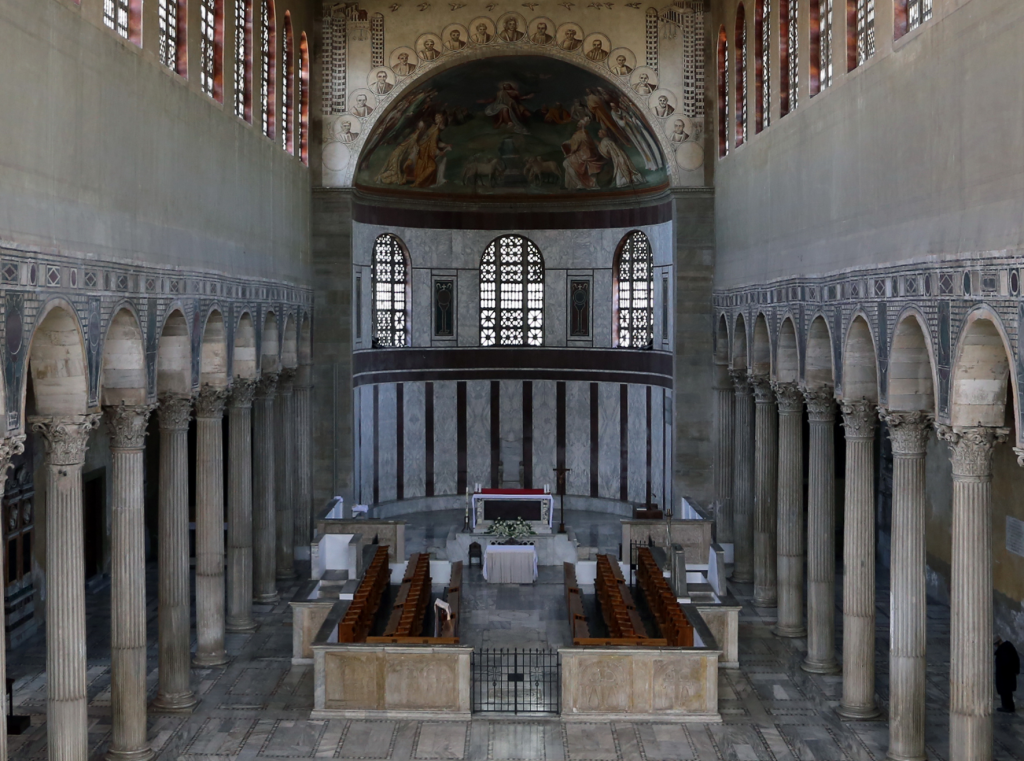 Intérieur de la basilique paléochrétienne Santa Sabina à Rome, nef à colonnes
