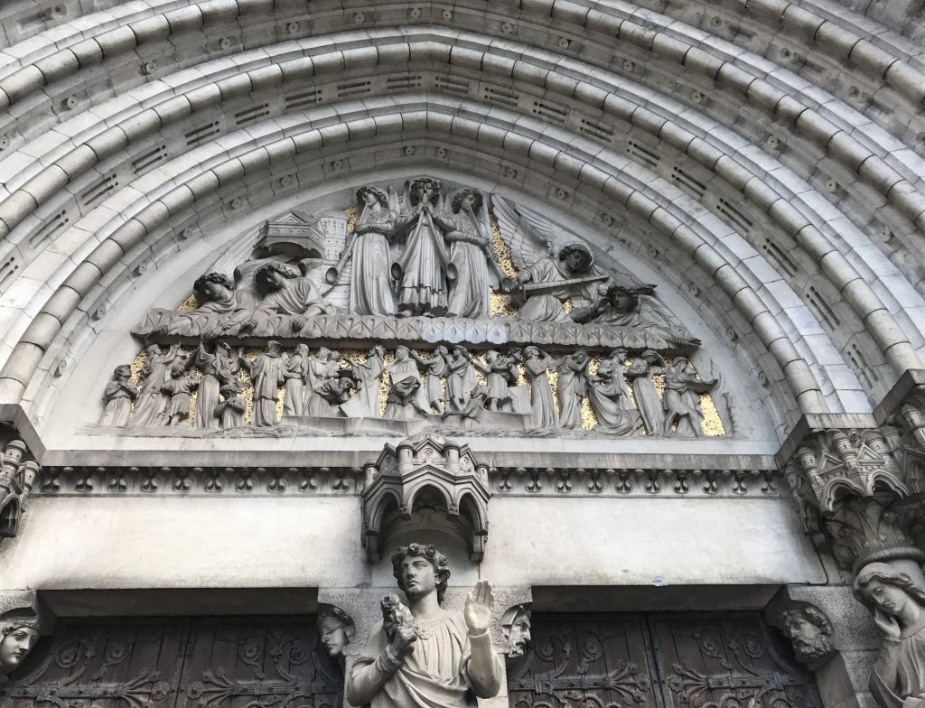 Tympan sculpté représentant le Jugement dernier sur un portail de cathédrale