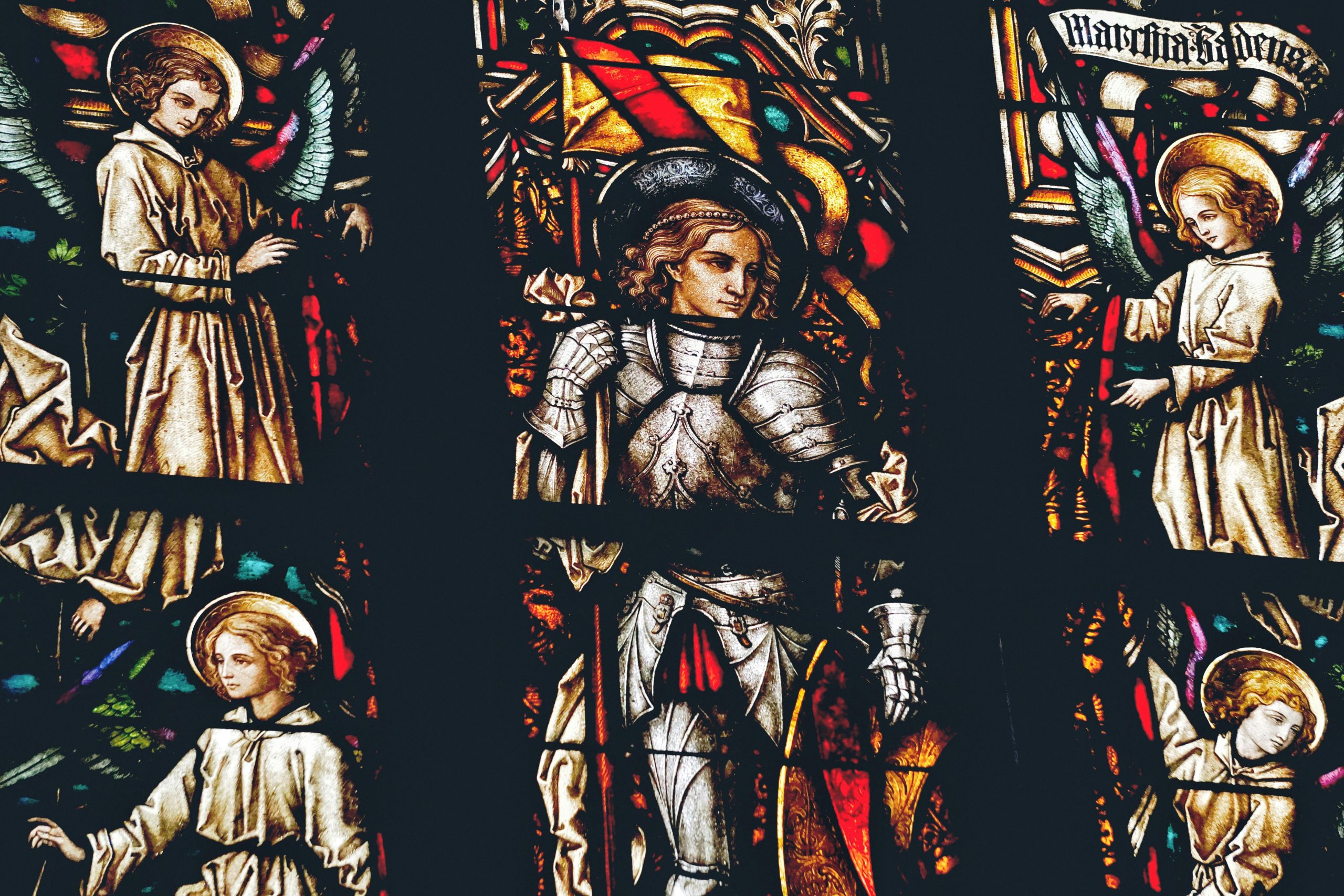 Les vitraux des cathédrales gothiques : apprendre à lire la lumière