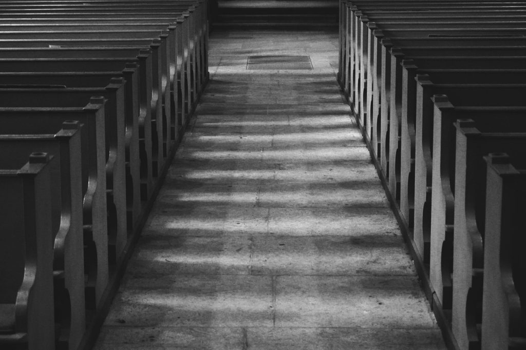 Intérieur sobre et lumineux d’un lieu de culte protestant