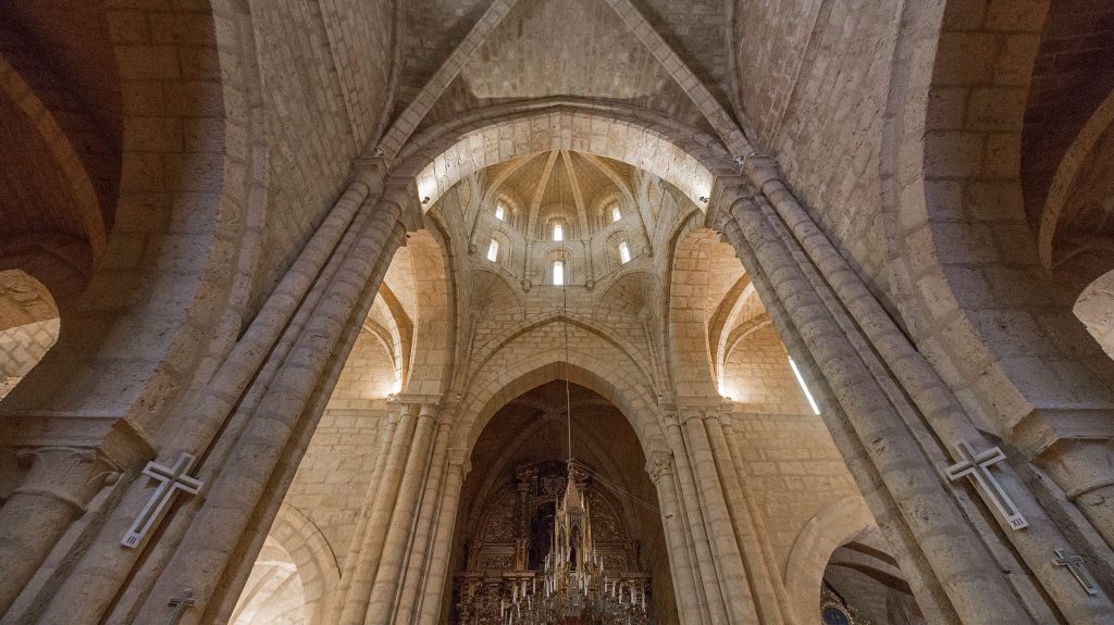 Intérieur d'une église monastique aux voûtes de pierre
