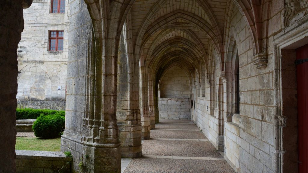 Cloître d'un ancien monastère aux arcades gothiques