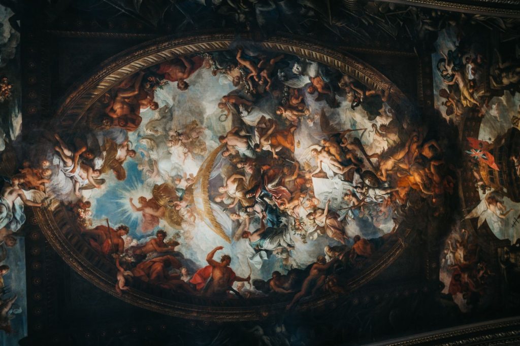 Voûte et fresque d’une église baroque catholique