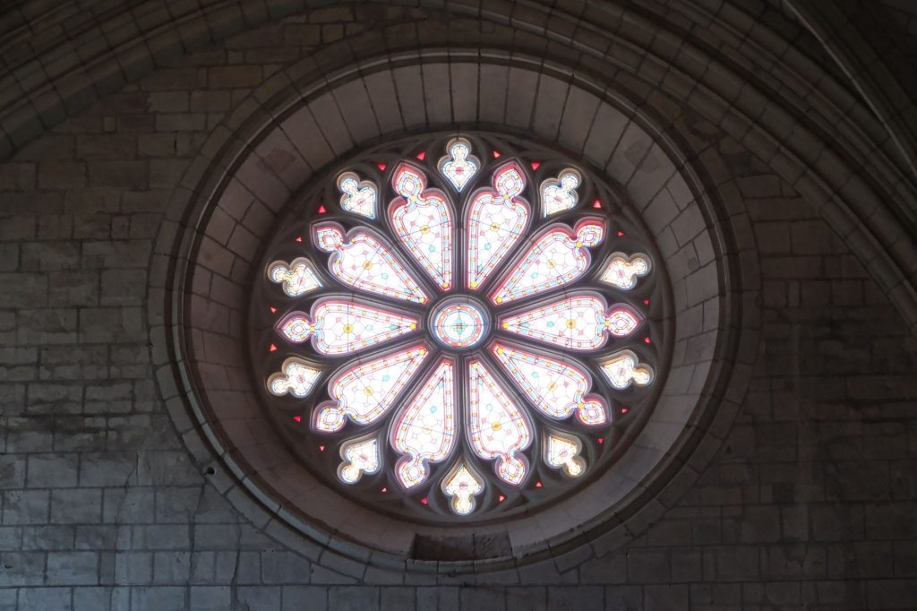 Vitraux colorés d'une église, patrimoine filmé lors des messes