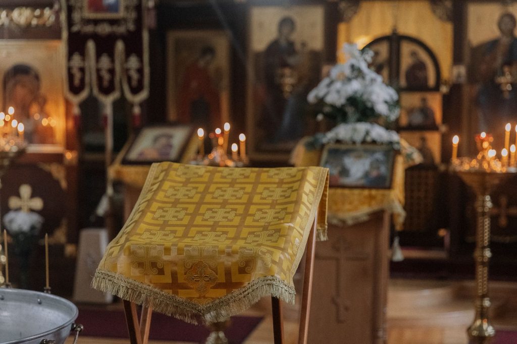 Cierge pascal et autel dans une église, liturgie de Pâques