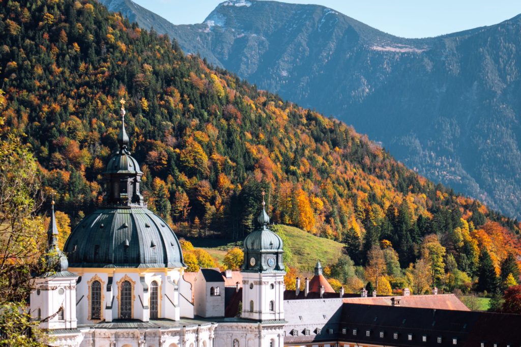 Monastère de montagne évoquant la Grande Chartreuse et la vie érémitique des saints Hugolin
