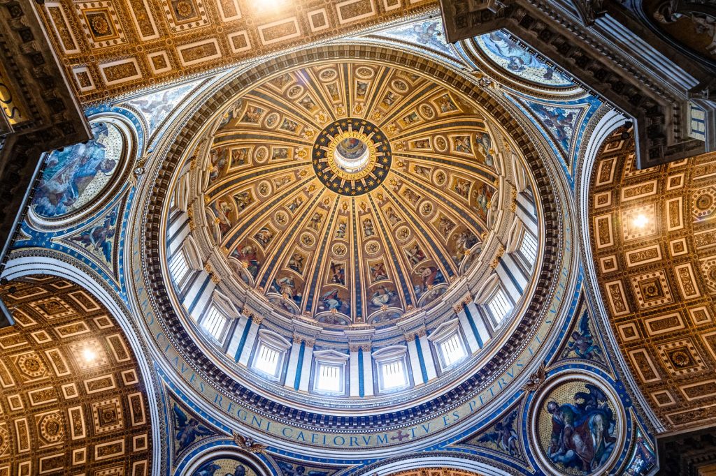 Coupole et façade de la basilique Saint-Pierre de Rome