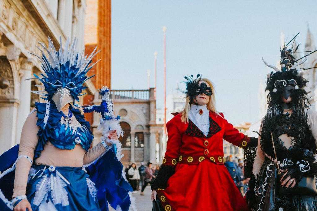 Le masque vénitien, motif majeur de l’iconographie carnavalesque.