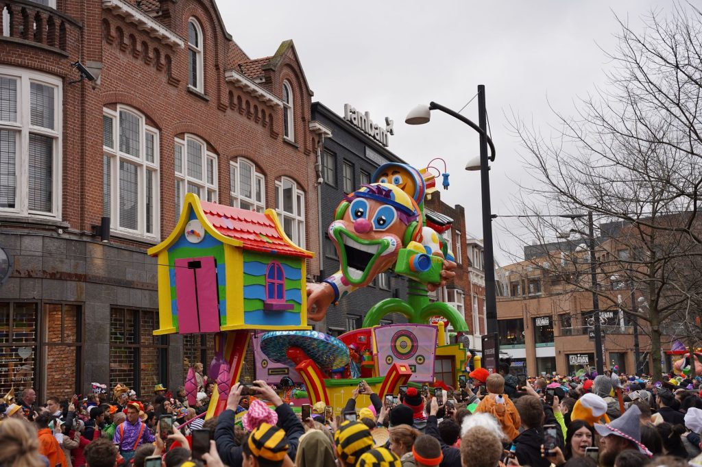 Chars, masques et cortèges : le Carnaval, apogée des réjouissances du Mardi gras.
