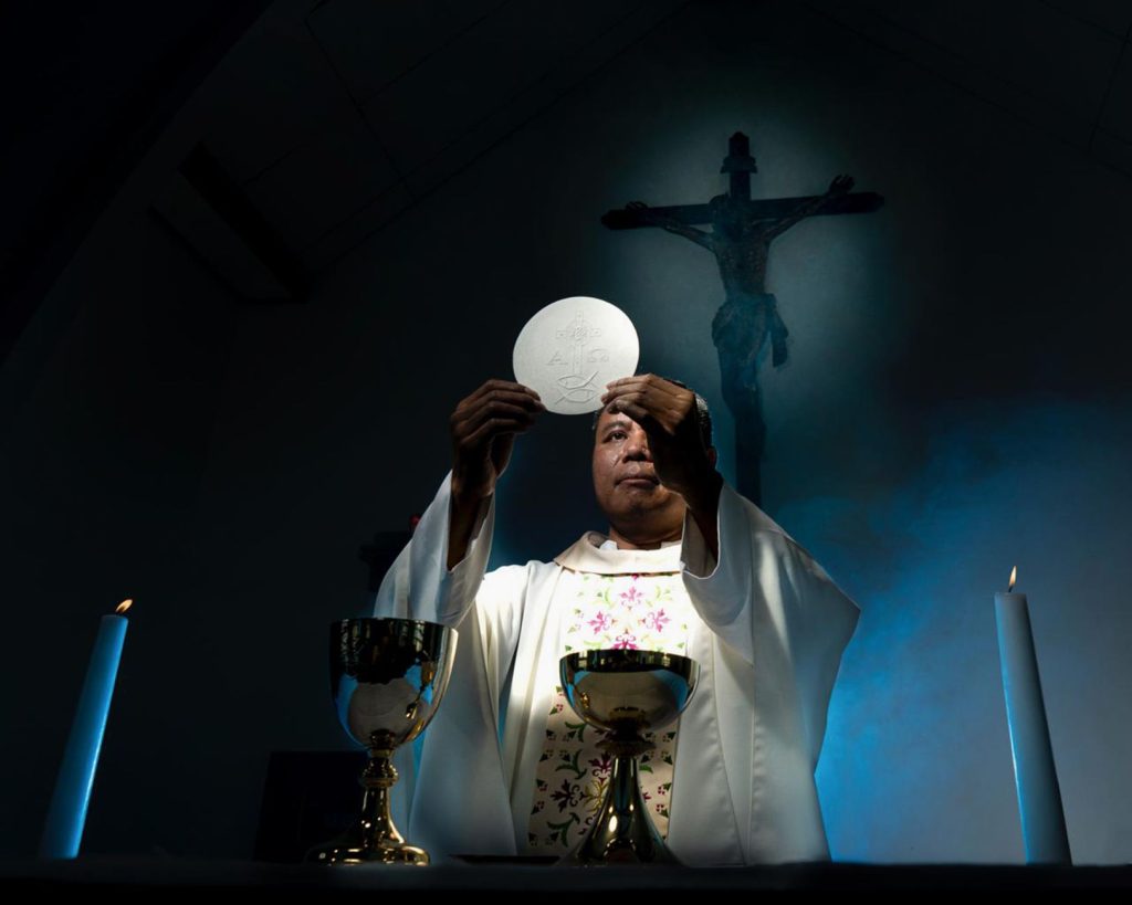 Prêtre célébrant la messe à l'autel