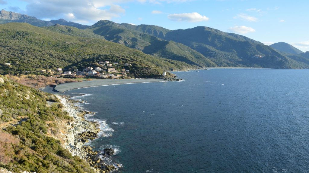 Village perché et littoral méditerranéen évoquant le Cap Corse et Nonza