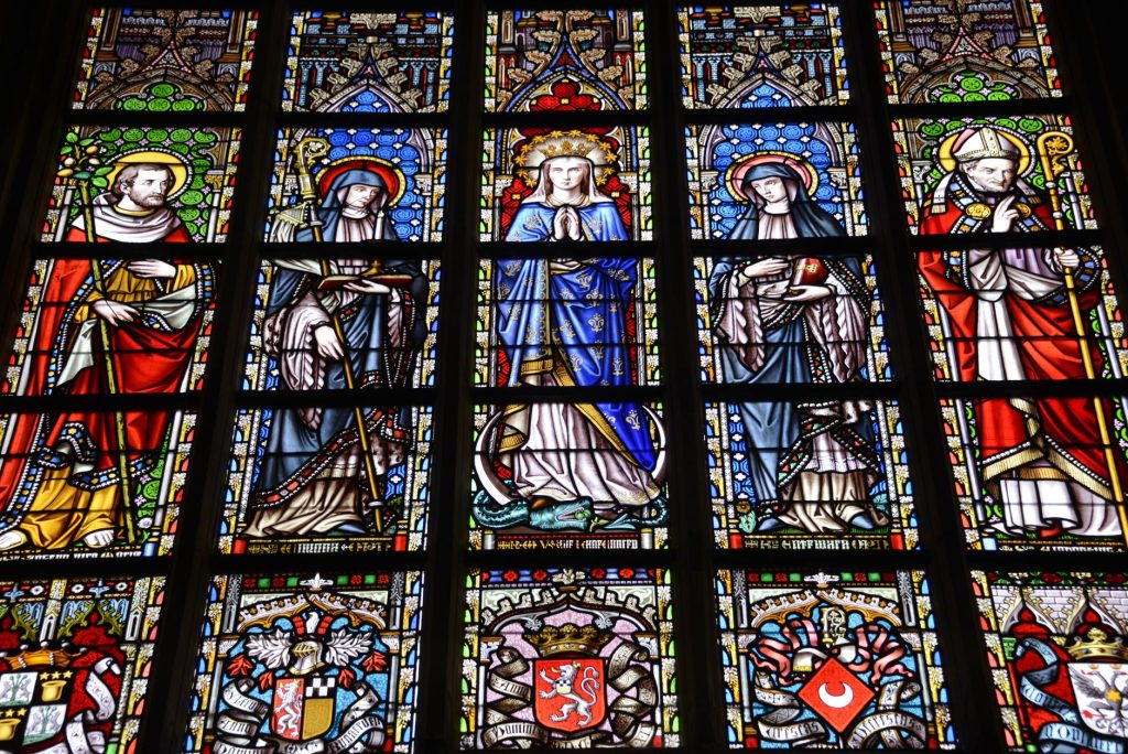 Vitrail et nef de cathedrale gothique, patrimoine de l art religieux