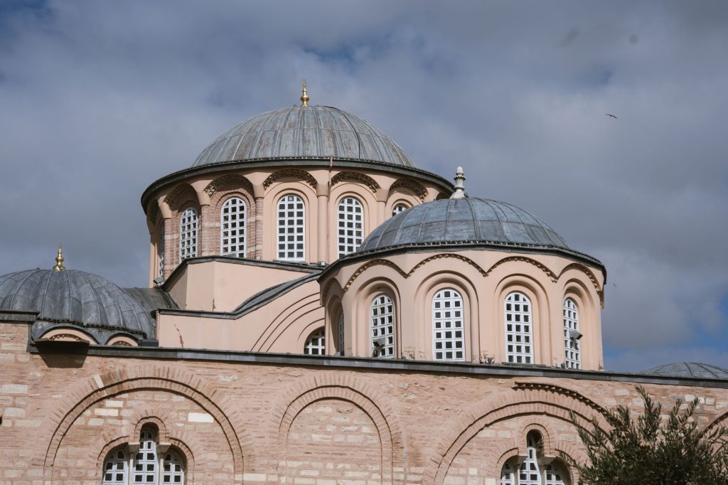 Coupoles d'une église orthodoxe de style byzantin, architecture sacrée