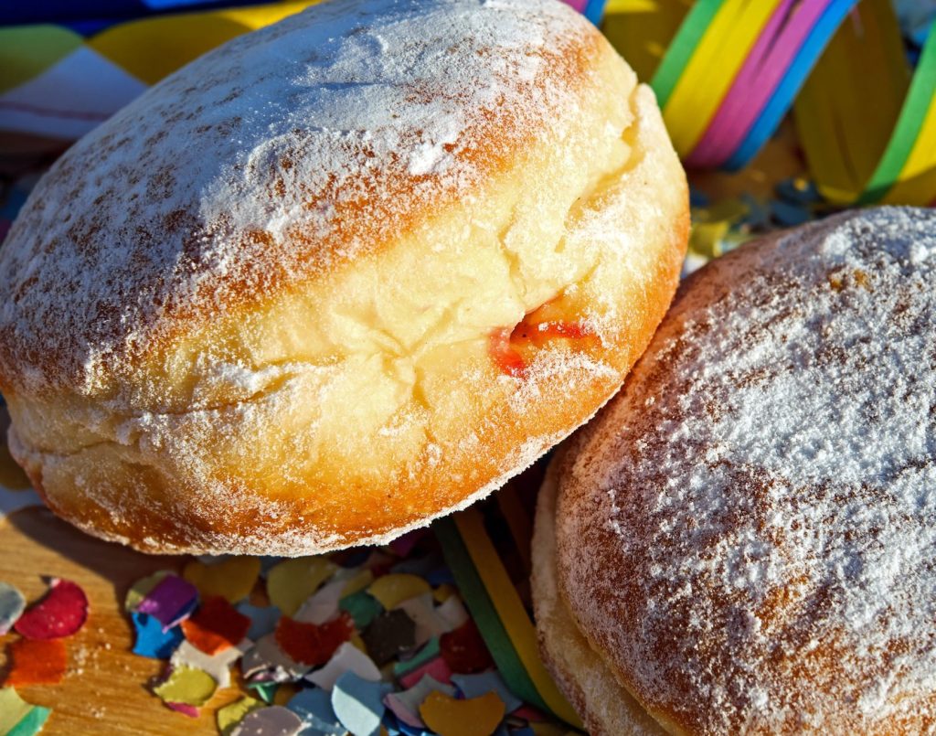 Beignets et gourmandises, traditions culinaires du Mardi gras.