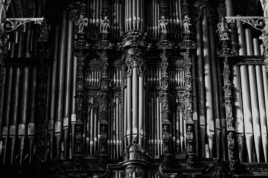 Grand orgue de cathédrale, instrument emblématique de la musique sacrée qui accompagne le chant du Credo