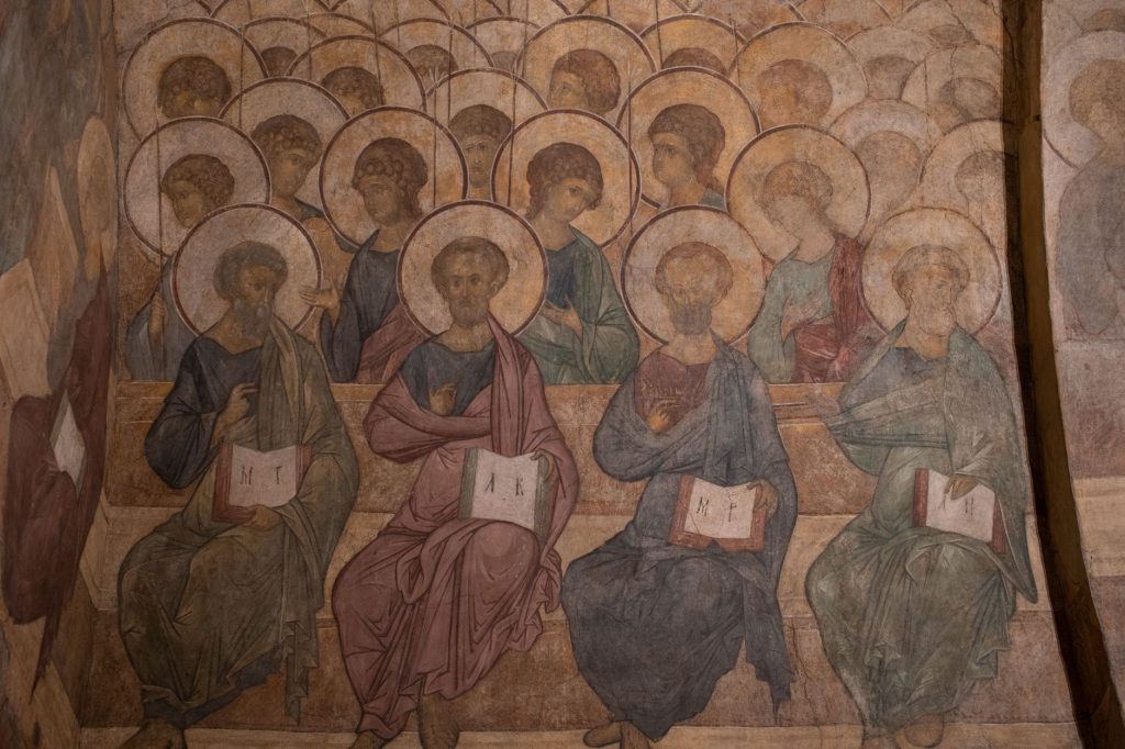 Fresque représentant des rangées de saints dans une église de tradition orthodoxe