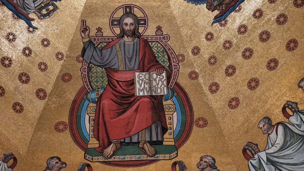 Mosaïque byzantine représentant le Christ Pantocrator trônant, livre ouvert à la main