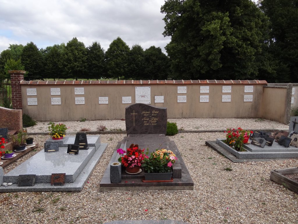 Enclos du cimetière d’Esteville où sont inhumés les compagnons d’Emmaüs, croix alignées sur la pelouse