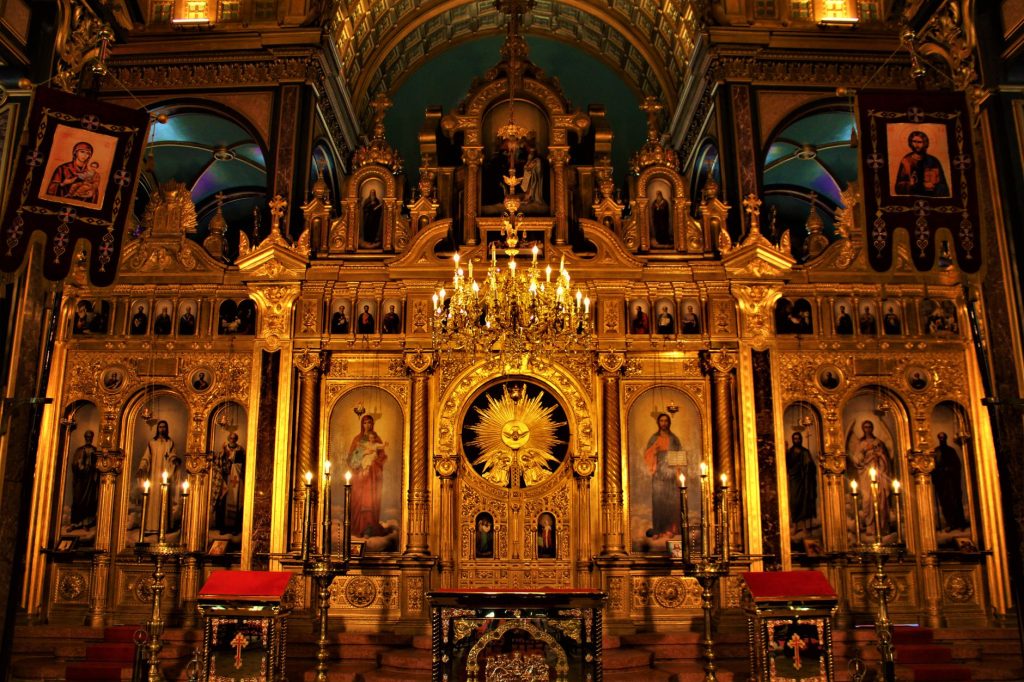 Iconostase ornée d'icônes dorées dans une église orthodoxe
