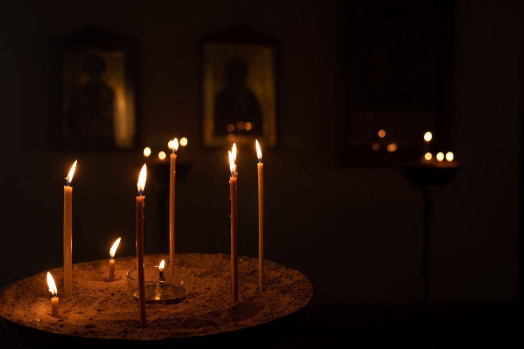 Icônes orthodoxes éclairées par des cierges dans une église