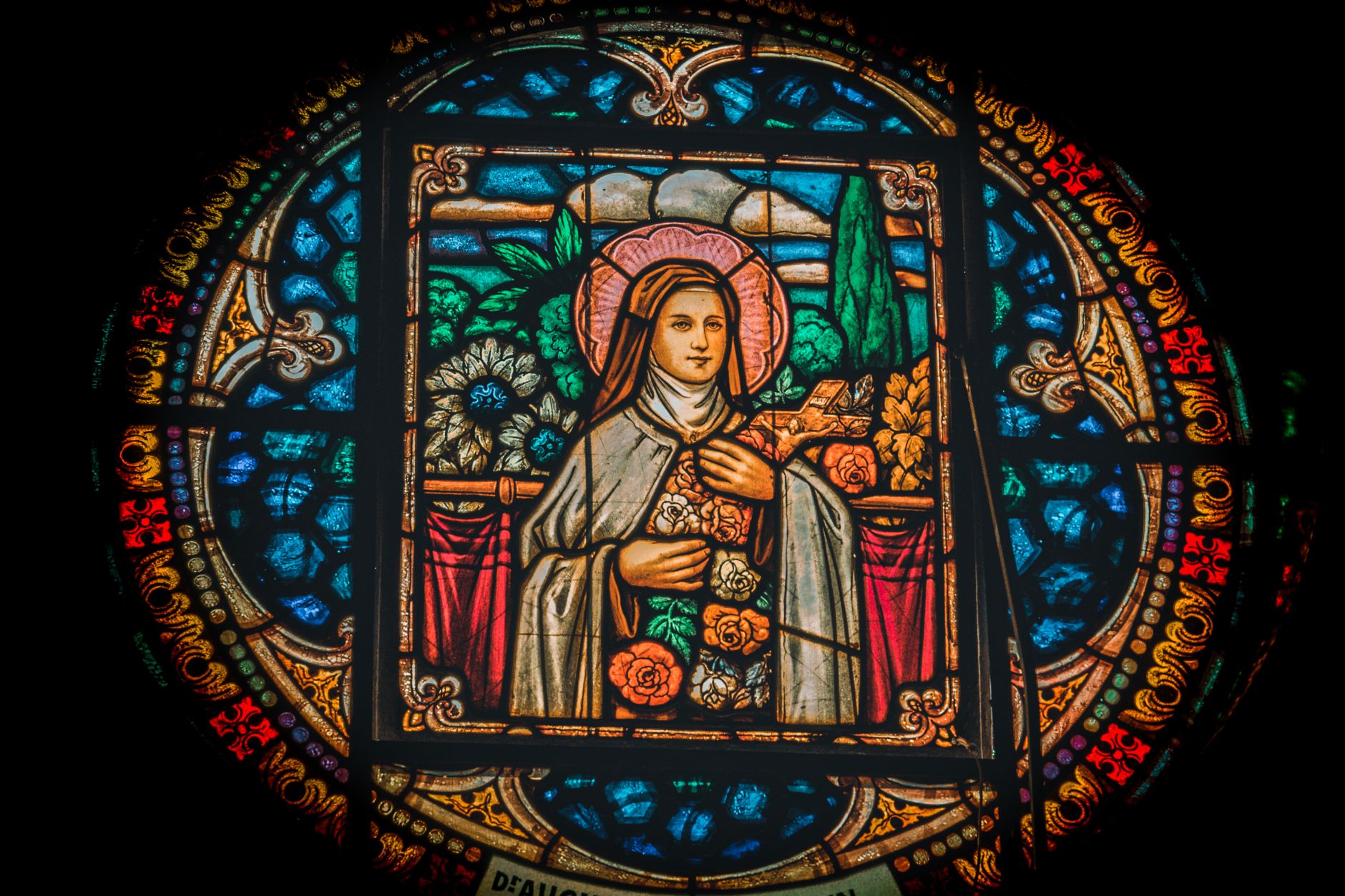 Vitrail religieux figurant un saint aux couleurs vives