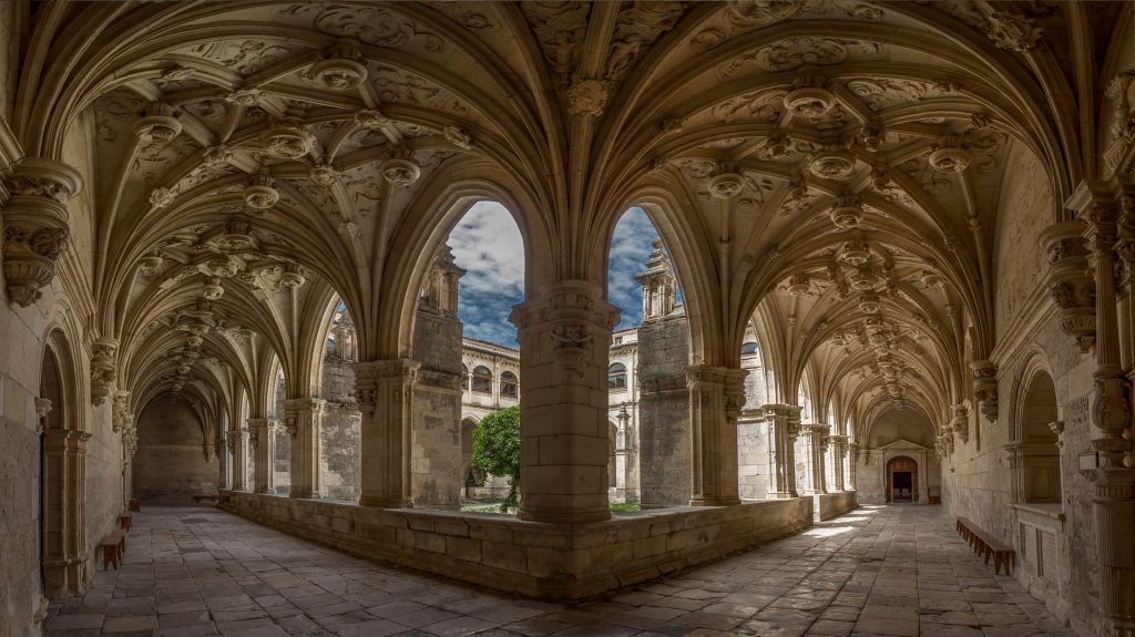Galerie de cloître monastique aux arcades de pierre