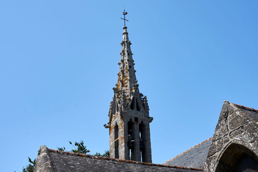 Clocher de chapelle gothique en Bretagne, patrimoine religieux du Finistere