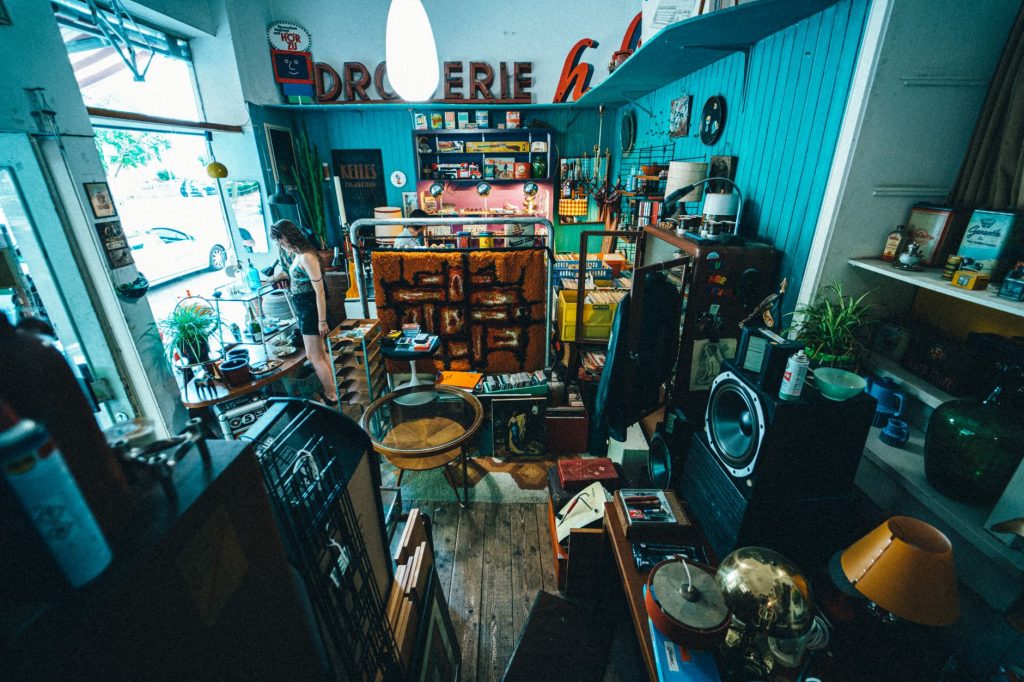 Intérieur d’une boutique de seconde main où s’accumulent objets anciens et mobilier récupéré