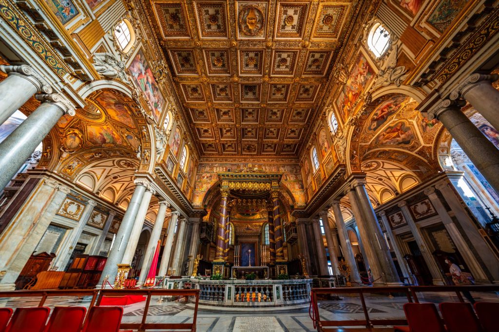 Intérieur de la basilique Sainte-Marie-Majeure à Rome, lieu de sépulture du pape François