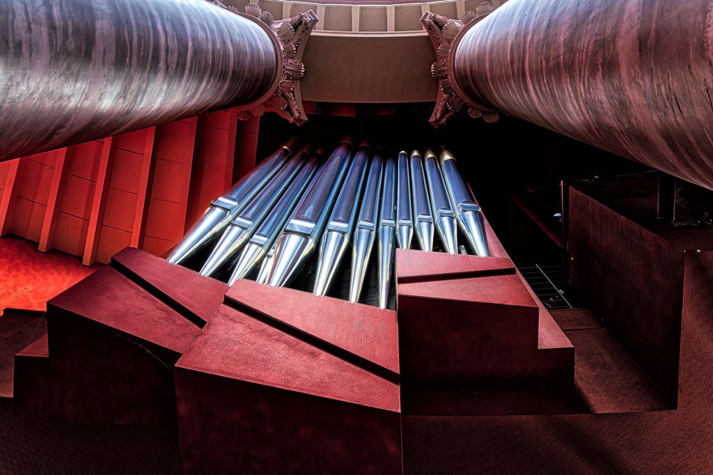 Tuyaux d'orgue en étain encadrés par les colonnes de pierre d'une église
