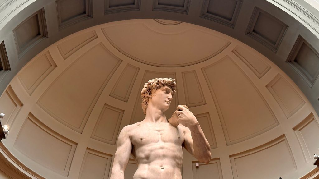 Le David de Michel-Ange vu en contre-plongée sous la coupole de la Galleria dell Accademia à Florence
