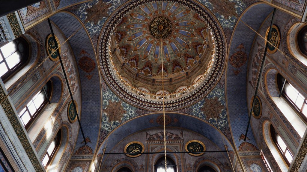 Coupole byzantine ornée de fresques et de motifs géométriques dorés
