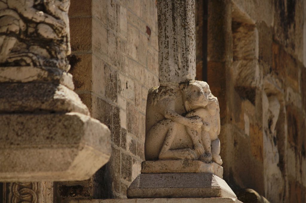 Sculpture romane en pierre sur la façade d’une église italienne