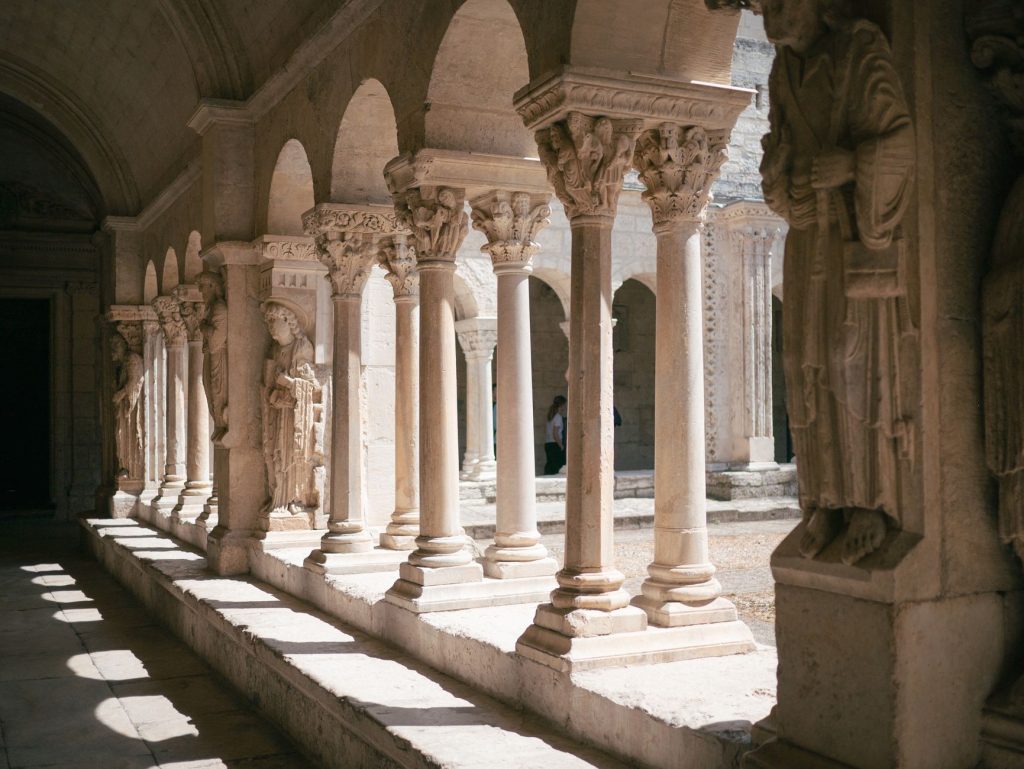Chapiteaux sculptés et colonnettes d’un cloître roman