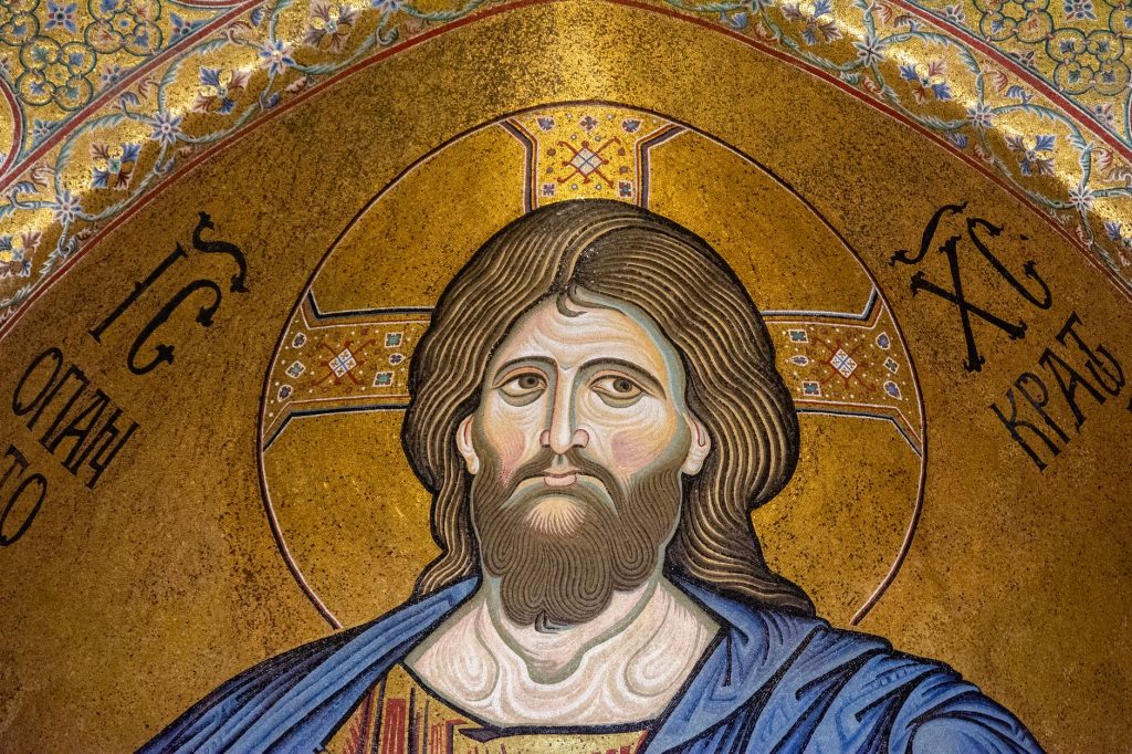 Mosaïque byzantine du Christ Pantocrator en buste, nimbe crucifère et livre