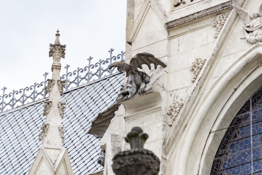 Gargouille sculptée sur une façade d’église, figure hybride à gueule ouverte