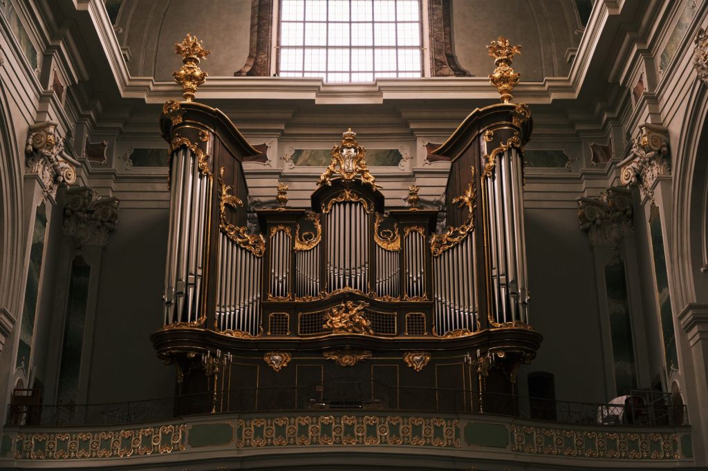 Grand orgue baroque à décor doré dans une église viennoise, tribune et tuyaux de façade