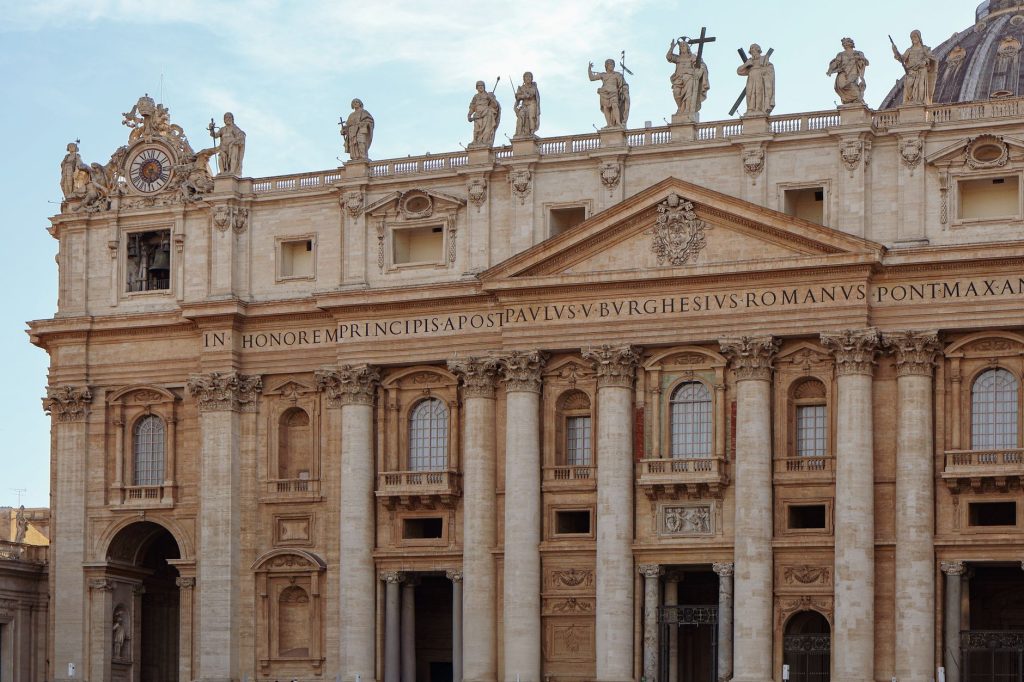 Détail de la façade de la basilique Saint-Pierre : statues, colonnes et entablement