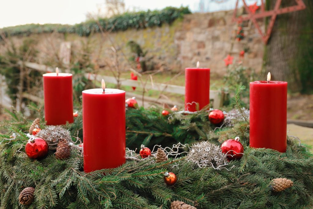 Couronne de l’Avent à quatre bougies rouges ornée de branches de sapin