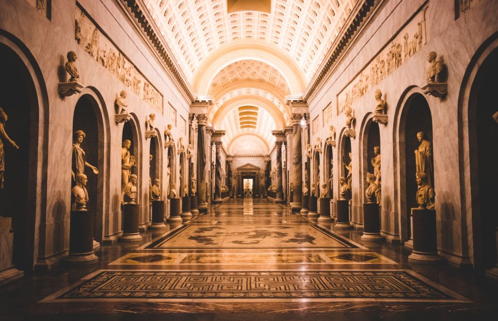 Galerie de sculptures antiques dans les musées du Vatican à Rome