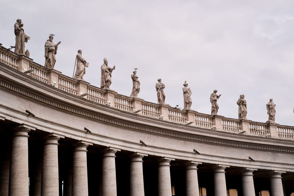 Statues de saints couronnant la balustrade de la colonnade du Bernin, place Saint-Pierre au Vatican
