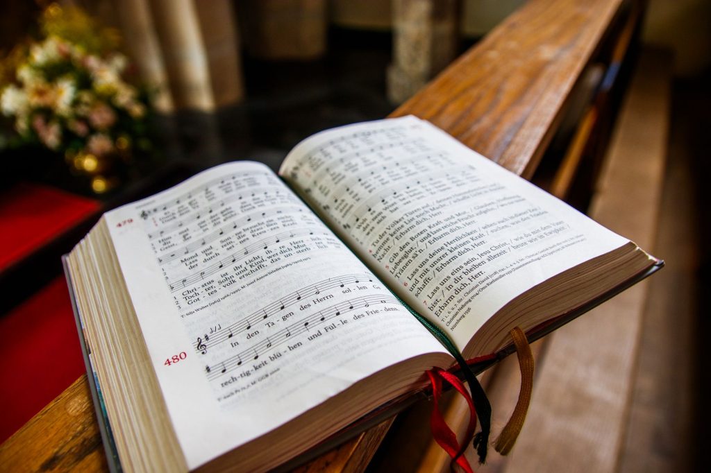 Livre de chants liturgiques ouvert sur un pupitre dans une église