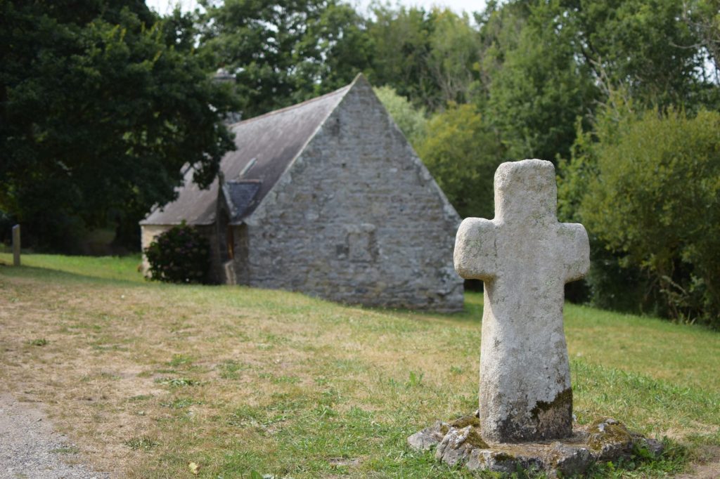 Calvaire et eglise de village a Camaret-sur-Mer en Bretagne