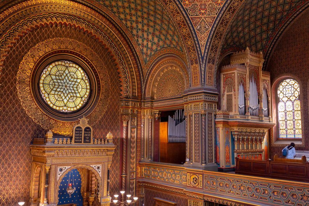 Intérieur ornementé d’une synagogue historique, arcs polylobés et décor peint