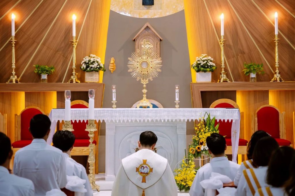 Pretre celebrant la messe a l autel