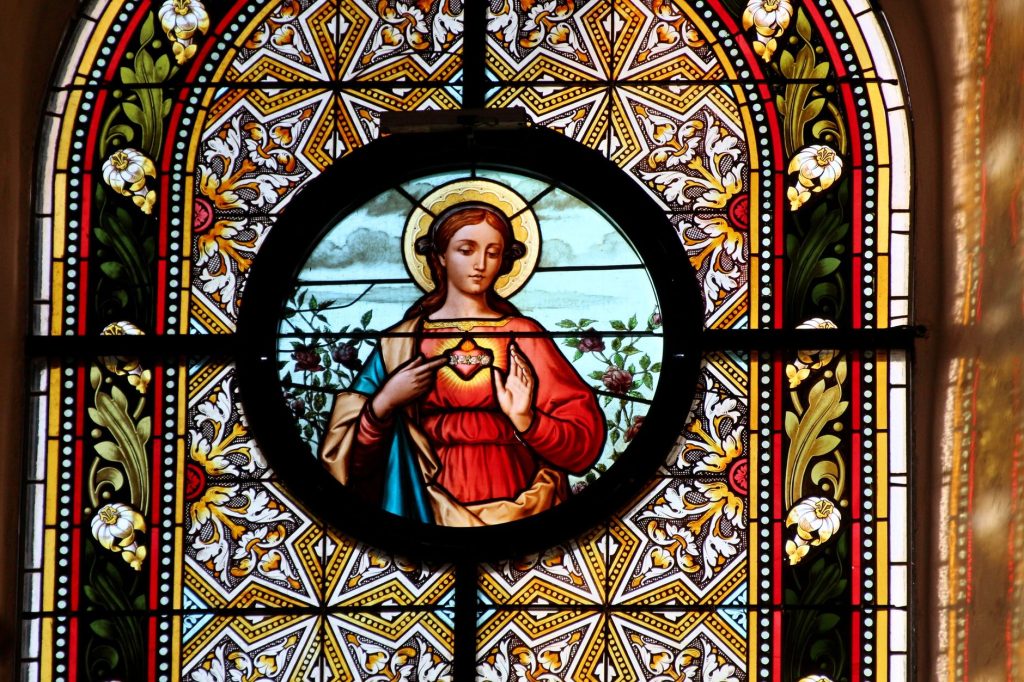 Vitrail representant un saint dans une basilique historique