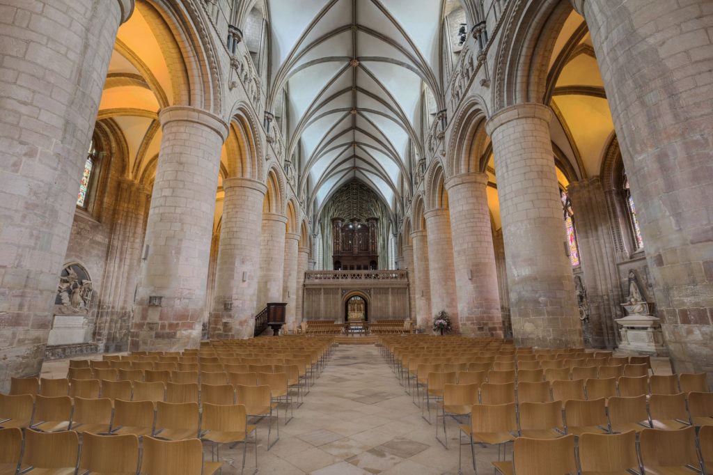 Nef d’une église abbatiale médiévale aux voûtes de pierre nue