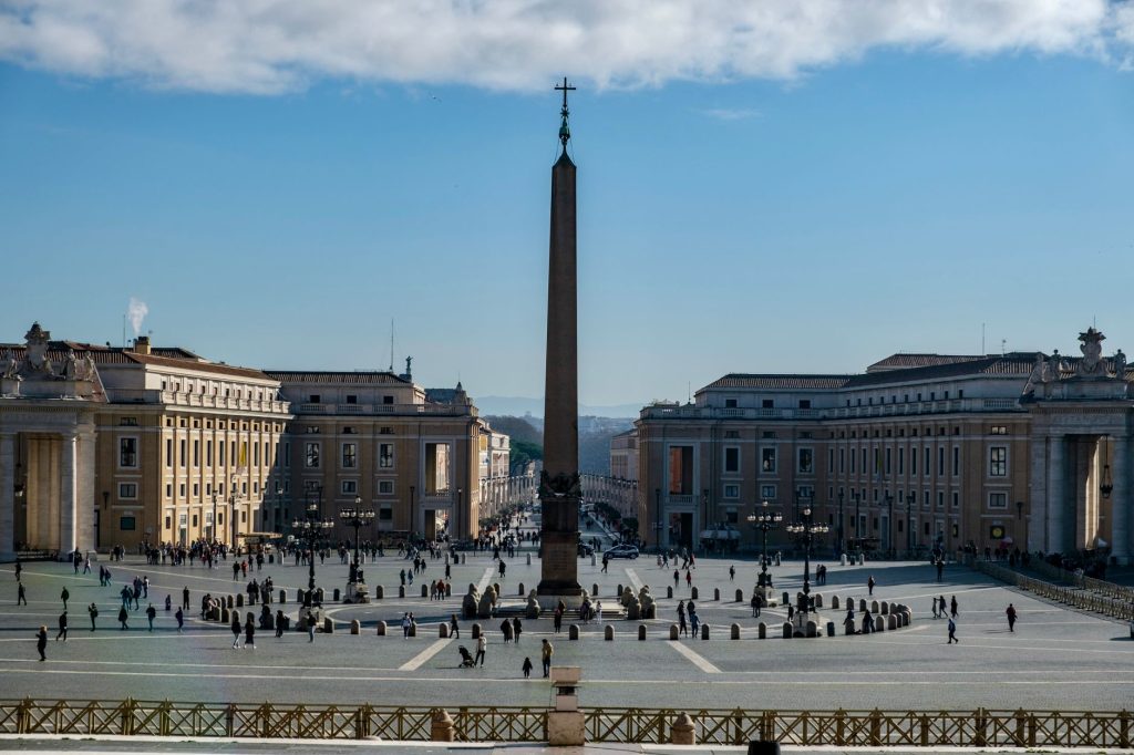 L’obélisque du Vatican dressé au centre de la place Saint-Pierre, entouré de la colonnade