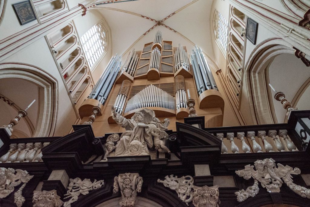 Orgue de tribune dans une église gothique, buffet de bois et tuyaux de façade